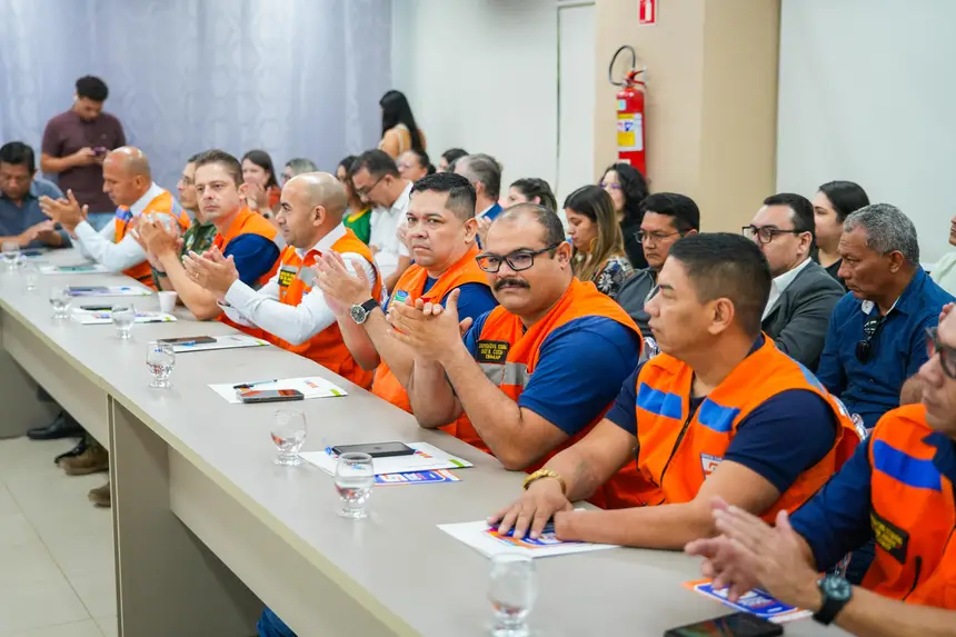 Equipe técnica da Defesa Civil Nacional e do Amapá durante a fase de demonstração do sistema de alertas