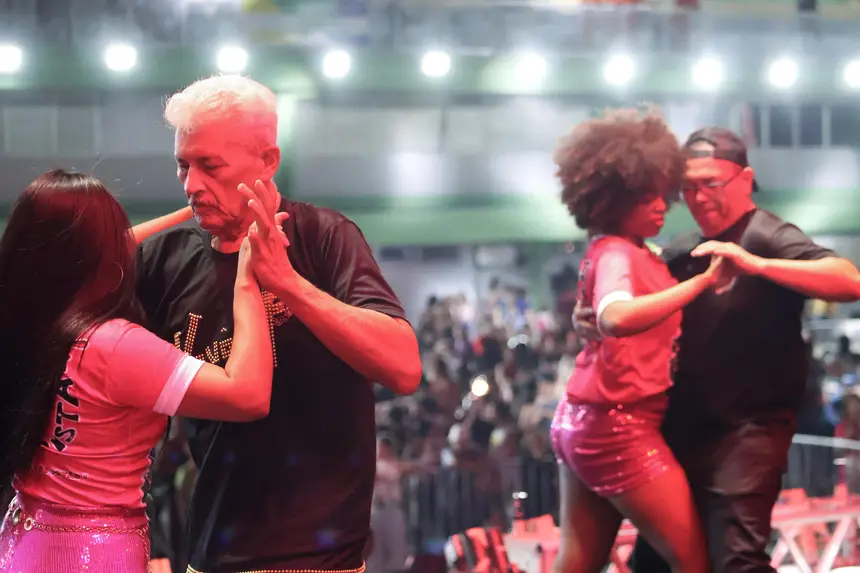 Casais se apresentaram aleatoriamente no Palco Tucupi e representaram as equipes. 