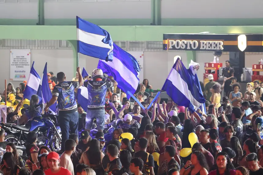as torcidas fizeram um verdadeiro espetáculo antes de iniciar as apresentações.  