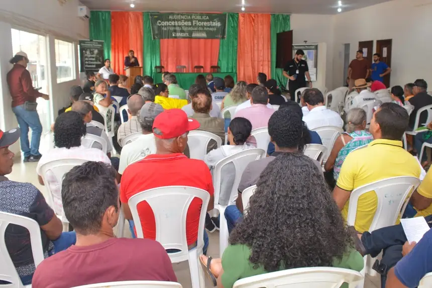 Representantes da sociedade civil, produtores rurais, setor público e privado durante audiência pública de Concessão Florestal