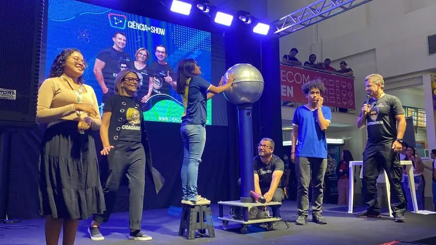 Grupo Ciência em Show, em atividades com os alunos