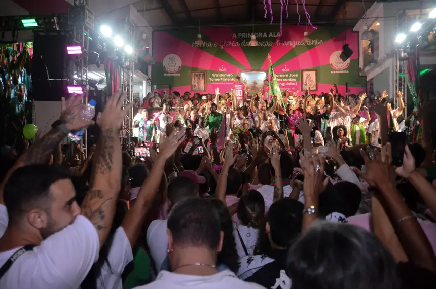Vibrações no anúncio do samba vencedor da Mangueira 2026