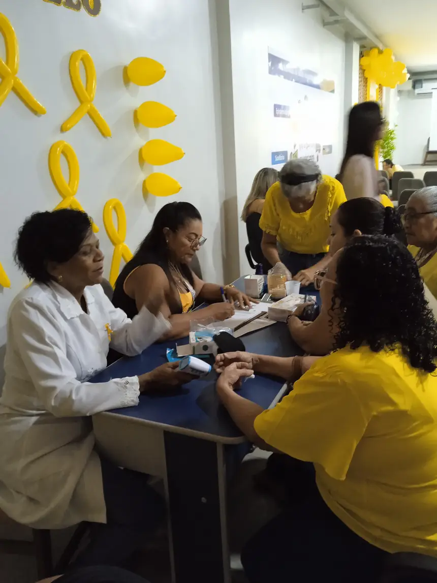 Exames de glicemia e verificação de pressão arterial 