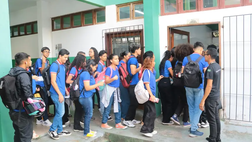Estudantes em visita à feira e aos laboratórios da instituição 