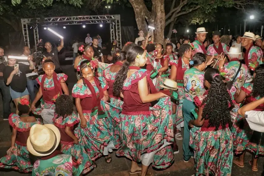 A programação inclui rodas de conversa, oficinas, apresentações musicais e espaços voltados ao público infantil, aproximando leitores,
