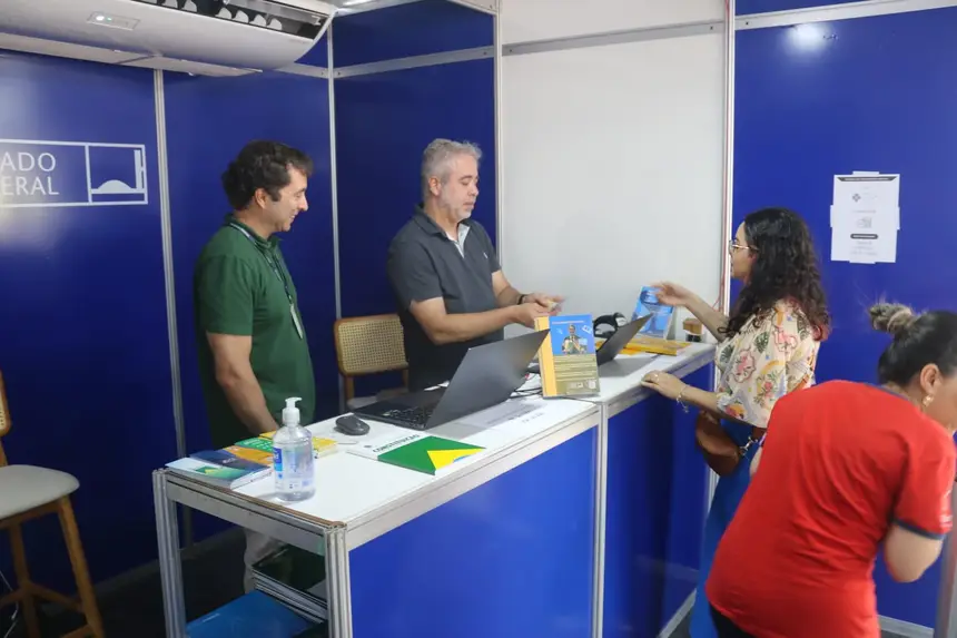 Abelardo Jr atendendo clientes durante a programação da Folia Literária 
