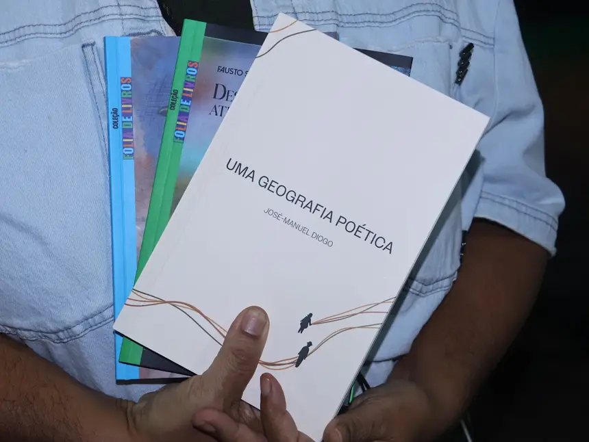 Além da obra ‘uma Geografia Poética’ a servidora também mostrou outros livros que adquiriu na Folia Literária 