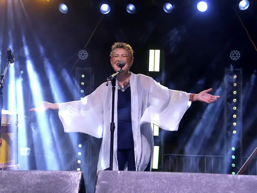 A terceira atração da noite foi a cantora e compositora carioca Lucina 