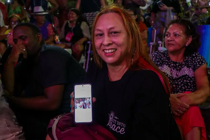 A professora de sociologia Lúcia Cantuária, de 53 anos, mostrando sua foto com o cantor.