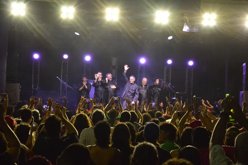 Arnaldo Antunes e banda, finalizam a noite com grande sucessos da carreira do cantor. 