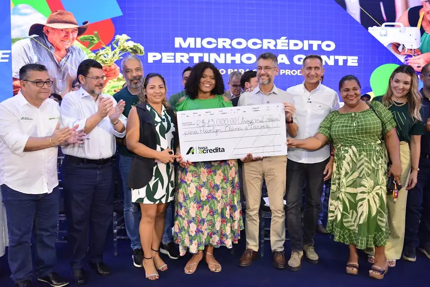 Governador Clécio, acompanhado de produtores já beneficiados com microcréditos.