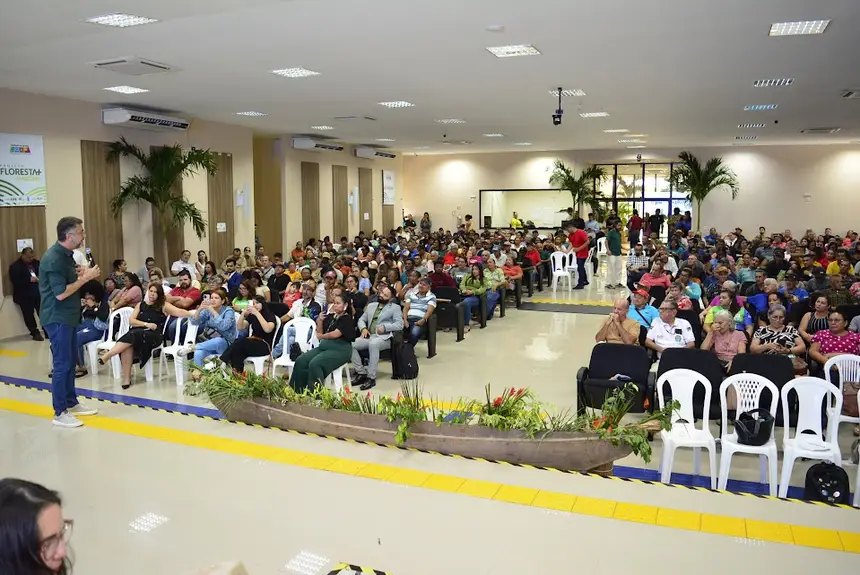 Produtores rurais de 12 municípios estiveram acompanhando a solenidade do Programa Floresta+ Amazônia. 