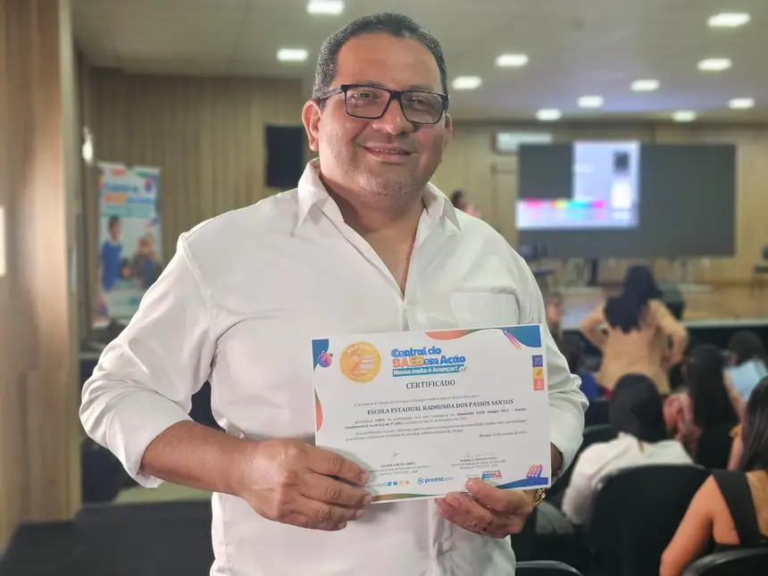 Jonatas Figueira, diretor da Escola Estadual Raimunda dos Passos Santos, também foi reconhecido pela conquista de 100% de presença dos estudantes