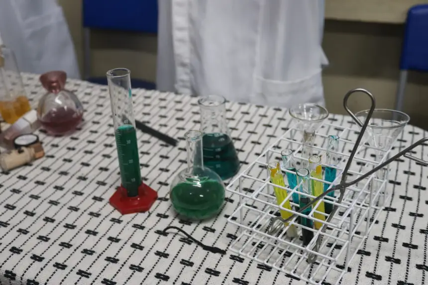 As alunas Maria Eduarda e Luara Marina organizaram um stand para falar sobre o curso de farmácia, na ocasião a ambientação representava o ambiente hospitalar, o laboratório e a drogaria