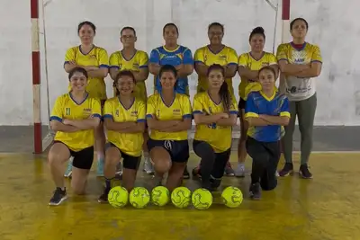 notícia: Governo do Amapá entrega bolas ao projeto da AABB/Instituto Léo Moura para fortalecer handebol feminino