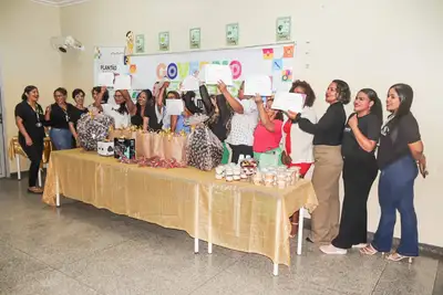 notícia: Governo do Amapá celebra formatura de participantes do curso de Cabelos Cacheados e Afros com histórias inspiradoras no Macapaba