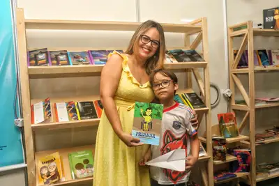 notícia: 'Meu filho é minha inspiração, e ver esse livro aqui é um sonho realizado', diz professora e escritora durante a Folia Literária do Amapá