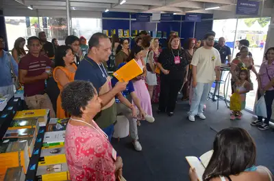 notícia: Livro “Amapá 80 anos: A Pátria das Águas” é lançado durante a Folia Literária Internacional com apoio do Governo do Estado