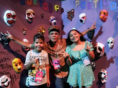 notícia: Exposição 'Objetos Poéticos' encanta público na Folia Literária e celebra a força simbólica das máscaras de Mazagão Velho