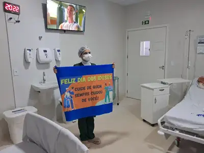 notícia: Fundação de Saúde Amapaense celebra Dia do Idoso com ação lúdica no anexo do Hospital de Emergência, em Macapá