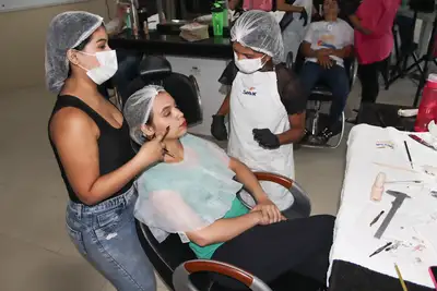 notícia: Governo do Amapá incentiva o empreendedorismo com oferta de curso na área da beleza para moradoras de residenciais de Macapá 