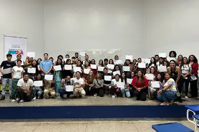 notícia: Governo do Amapá entrega certificado de capacitação em cursos de diversas áreas profissionais para 200 jovens de Macapá e Santana