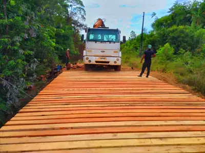 notícia: Governo do Amapá reconstrói 13 pontes no Distrito do Cunani, em Calçoene, para garantir mobilidade e segurança viária 