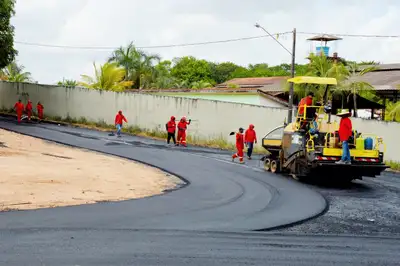 notícia: Governo do Amapá segue com novas frentes de serviços de pavimentação no Bairro Açaí, em Macapá