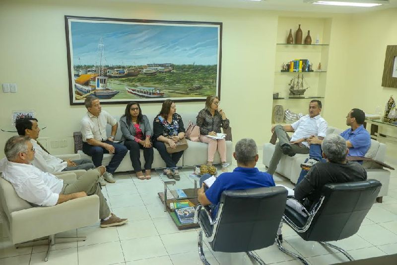 O governador Waldez Góes reuniu nesta segunda-feira, 17, com representantes da categoria no Palácio do Setentrião.