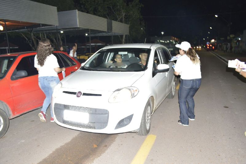 Os motoristas foram parados e receberam panfletos informativos além de um saquinho de lixo veicular com o slogan da campanha. 