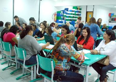 notícia: Gestores fazem levantamento no número de professores para diminuir carência