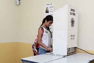 notícia: Gestão democrática: “Espero ajudar a melhorar a escola com o meu voto”, diz estudante