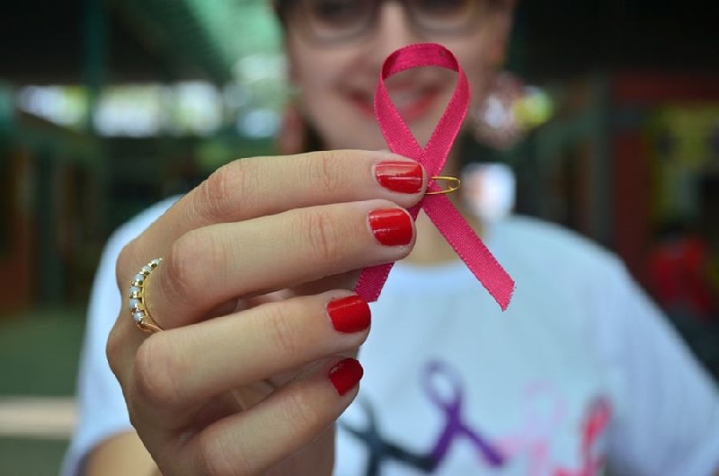 Campanha chama atenção para os dois tipos de câncer mais comuns entre as mulheres: o de mama e o de colo de útero