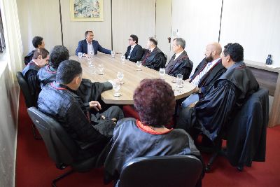 notícia: Um dia depois de reeleito, governador reforça diálogo nas relações institucionais