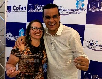 notícia: Cofen/Coren premia técnica e enfermeiro que dirige o HE, por voto direto