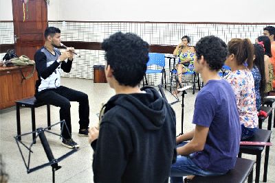 notícia: Iniciação musical encanta participantes de oficinas ofertadas pela Ueap e Walkíria Lima