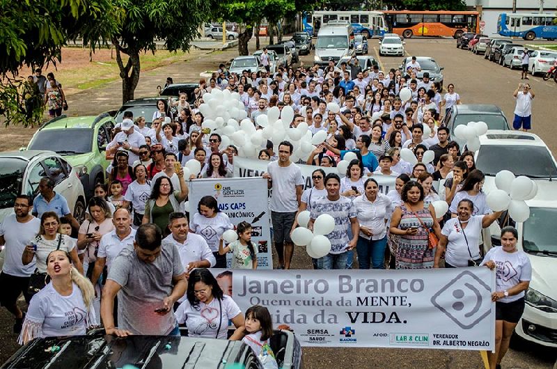 Caminhada percorreu ruas do centro da cidade para conscientizar a população sobre a importância da saúde mental e emocional