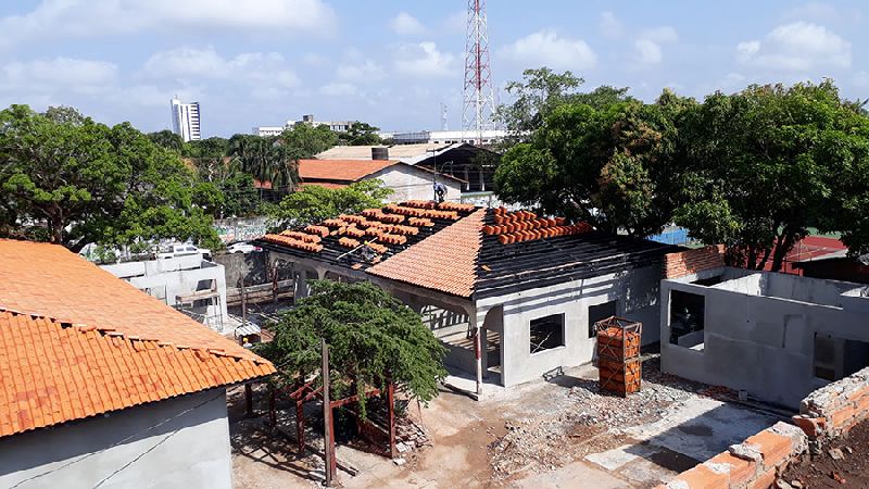 Dos 4 blocos laterais, 3 já estão com telhado novo, faltando apenas o bloco principal e um bloco lateral