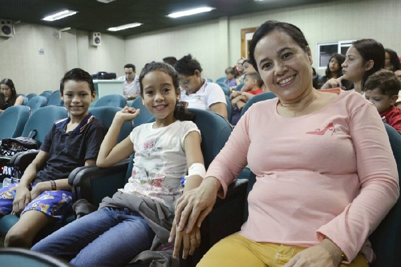 Gabriel das Mecias, de 10 anos (na ponta), realizou o sonho de assistir a uma sessão de cinema