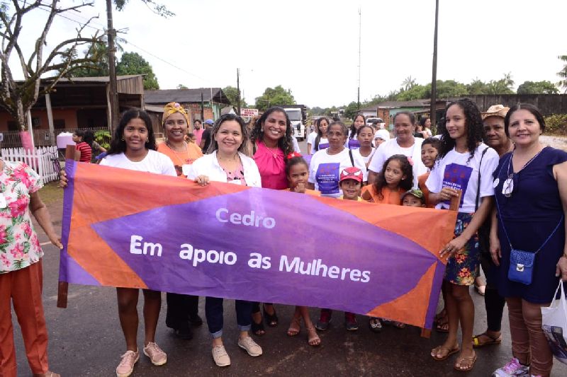 Marcha reuniu aproximadamente 500 mulheres, entre estudantes, servidores municipais, servidores do judiciário local