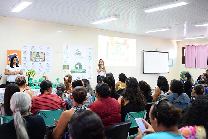 Mais de 230 manipuladores de alimentos participaram da formação, nos horários da manhã e tarde