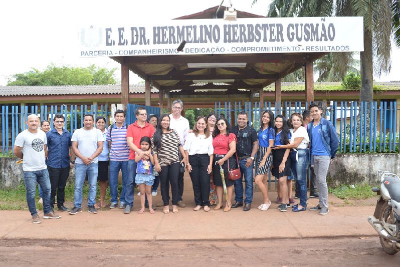 O evento encerrou na Hermelino Herbster Gusmão com um encontro entre gestores escolares, prefeitos e secretários