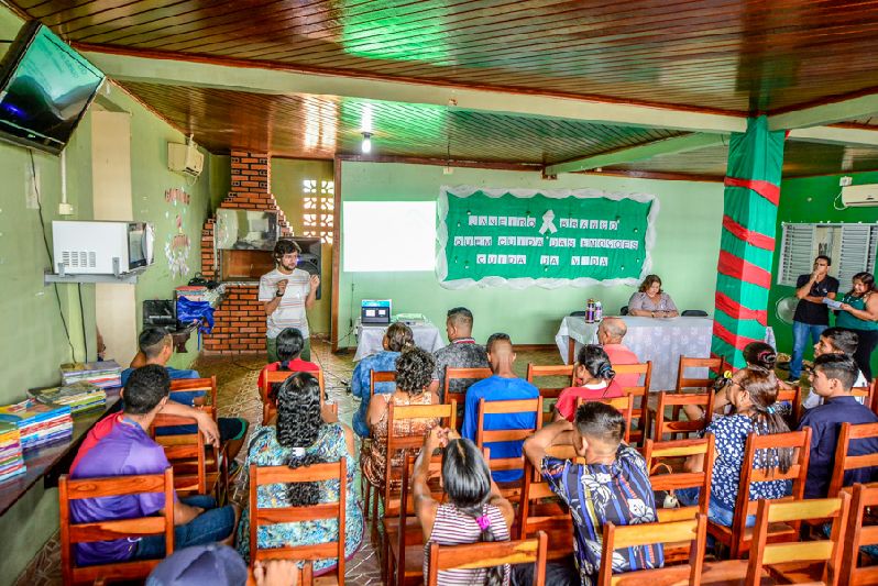 Pais de adolescentes que cumprem medidas socioeducativas comparecerem no encontro semanal do Semiliberdade 