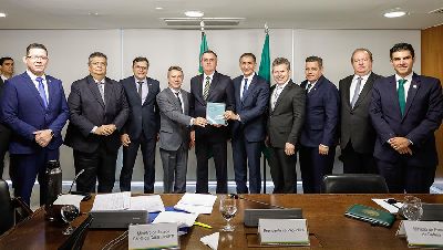 notícia: Governadores entregam a Bolsonaro plano de desenvolvimento sustentável da Amazônia