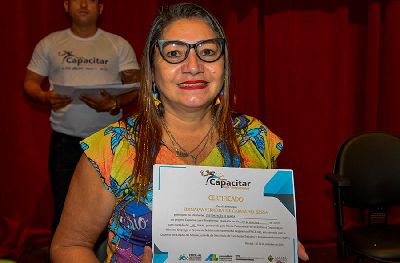 notícia: 'É o começo de um novo caminho profissional para nós', diz artesã qualificada em projeto