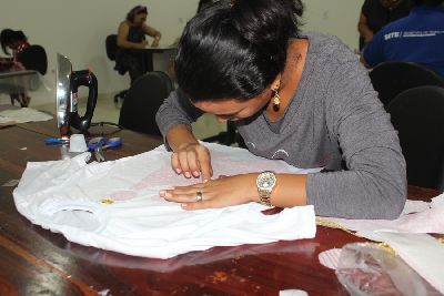 notícia: Projeto capacita mulheres na produção de peças artesanais