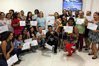 notícia: Produção artesanal gera renda para participantes do projeto Oficina Criativa