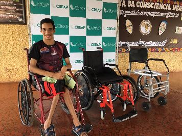 notícia: Governo entrega cadeiras de rodas e devolve sorriso a jovem vítima de paralisia 