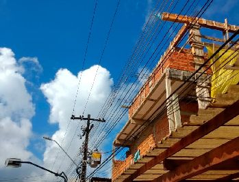notícia: CEA alerta para obras que não estão obedecendo distância mínima da rede de alta tensão 