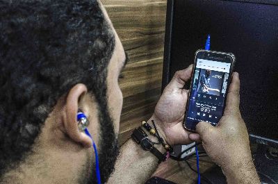 notícia: Uso inadequado de fones de ouvido pode prejudicar audição, alerta otorrinolaringologista